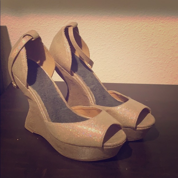 Gold platforms - Picture 1 of 3